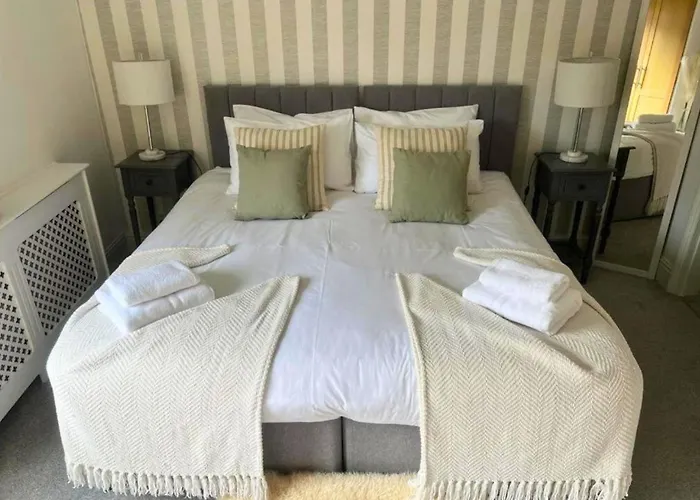 Amberley House - With Hot Tub + Free Parking Villa York